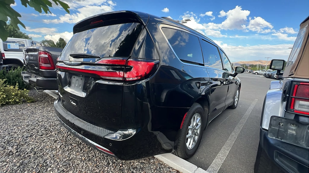 Used 2022 Chrysler Pacifica Touring L Van Passenger Van