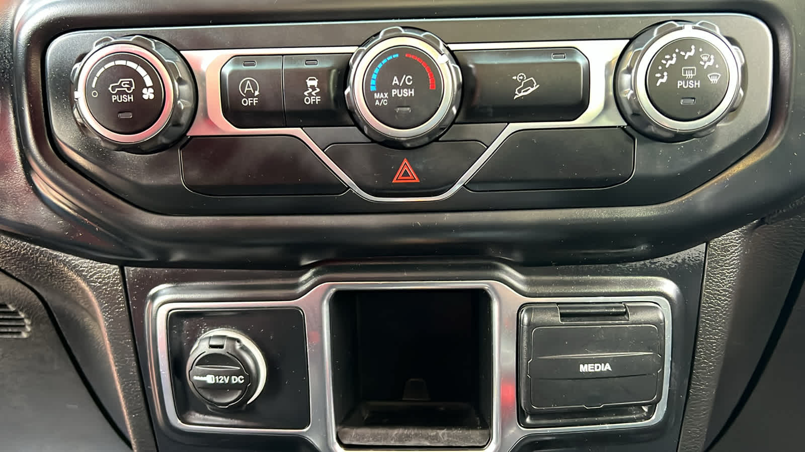 Thumbnail: 2019 Jeep Wrangler - 14