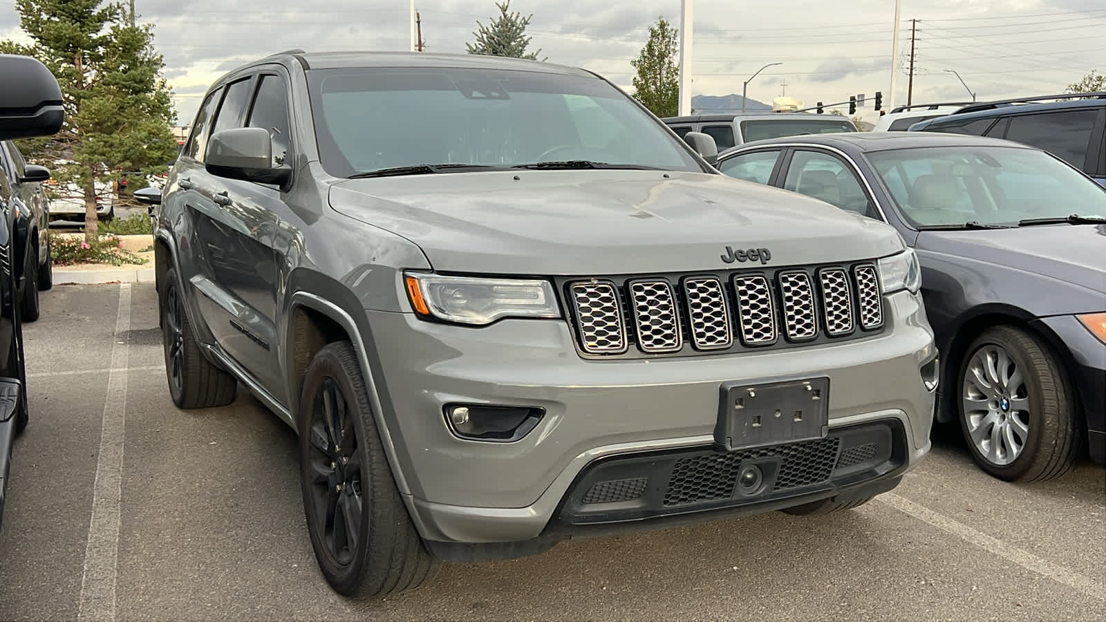 2021 Jeep Grand Cherokee Laredo X photo 2