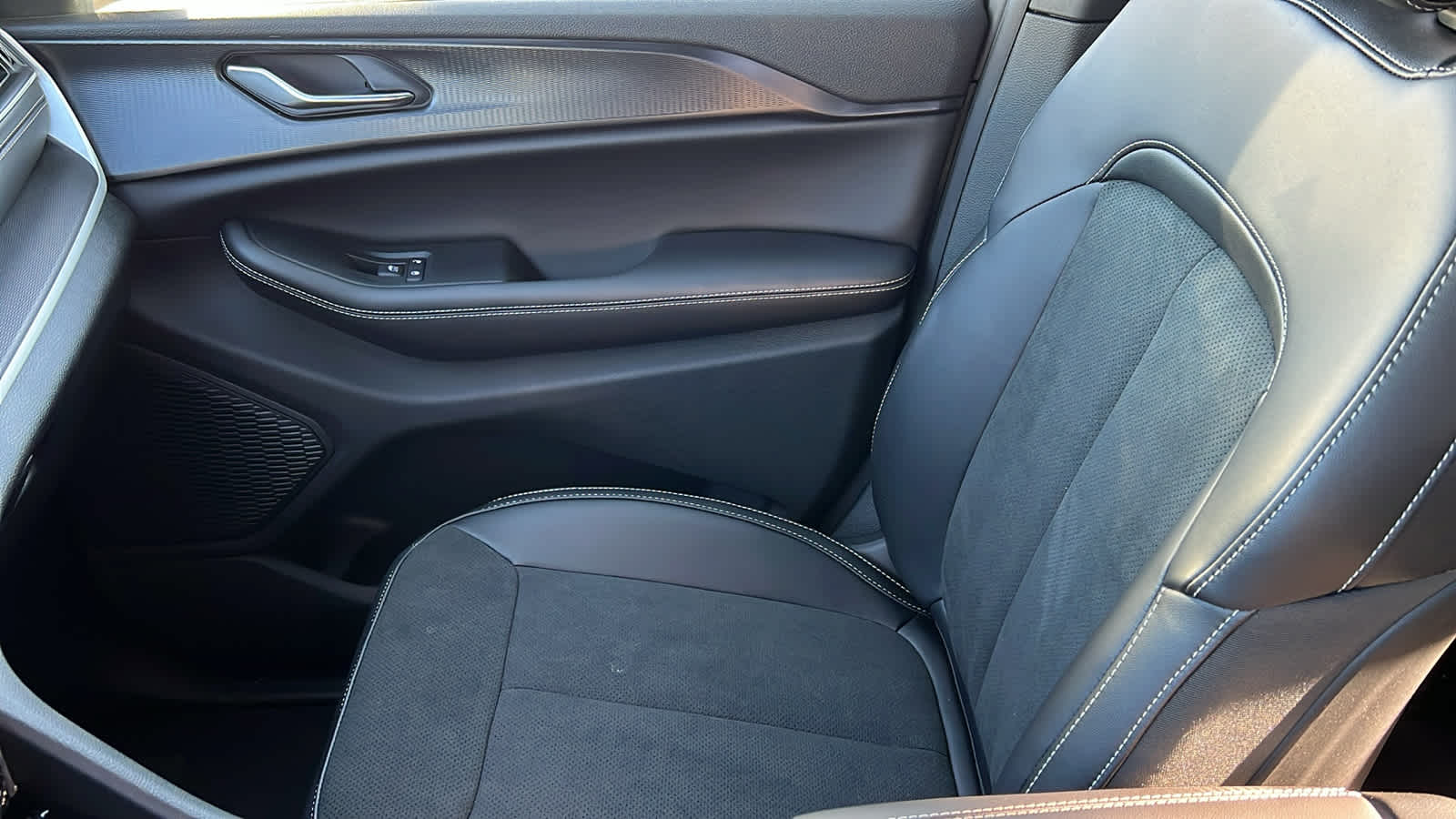 Thumbnail: 2025 Jeep Grand Cherokee L - 12