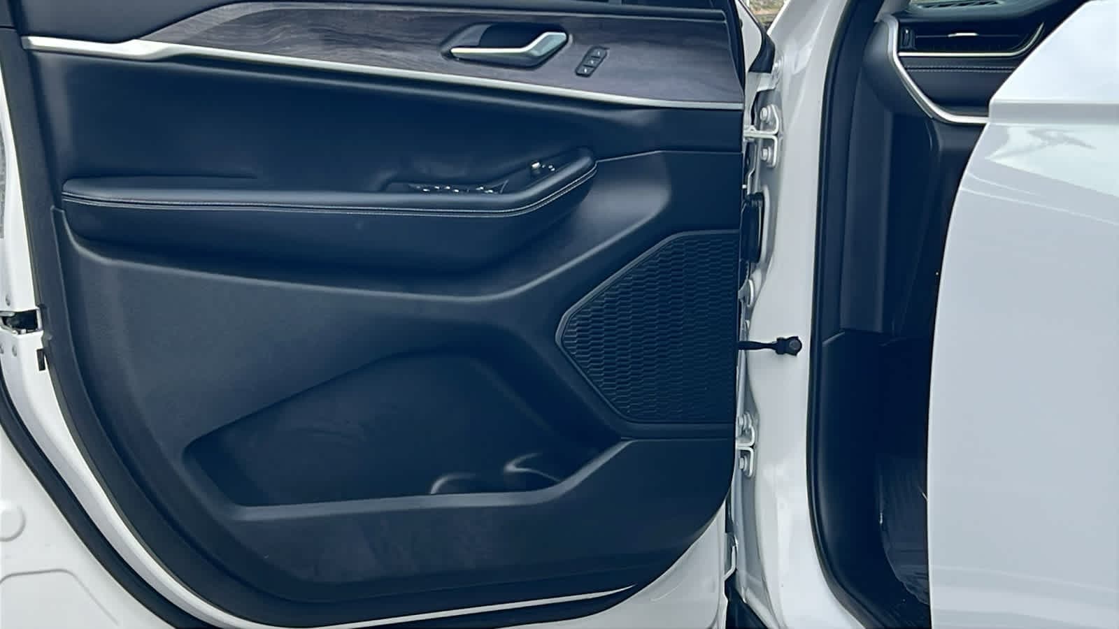 Thumbnail: 2023 Jeep Grand Cherokee - 23