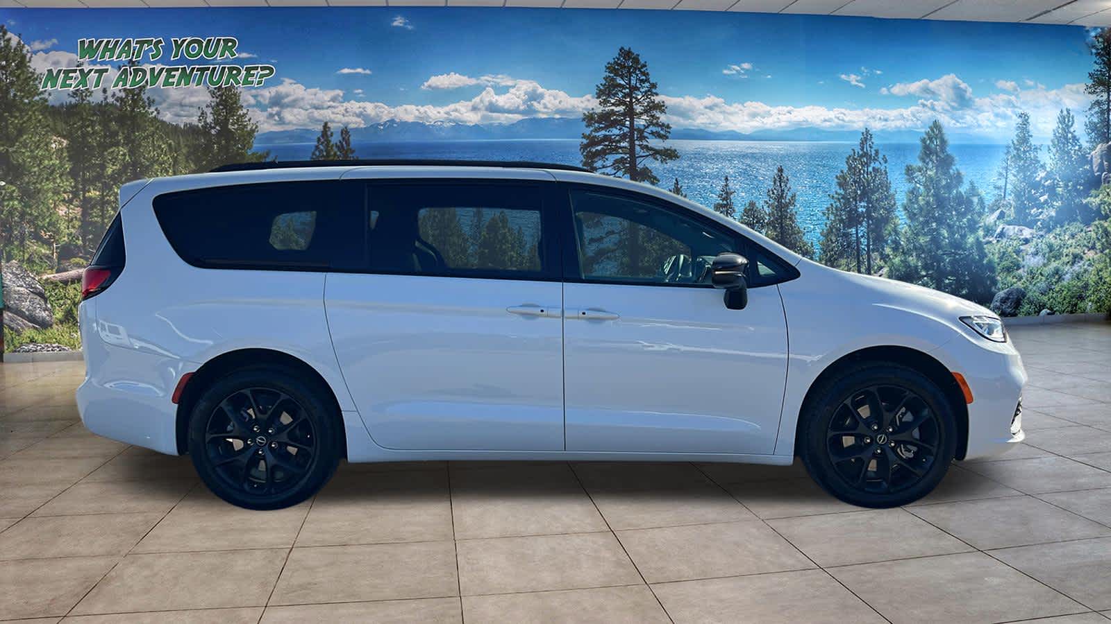 Thumbnail: 2026 Chrysler Pacifica - 4