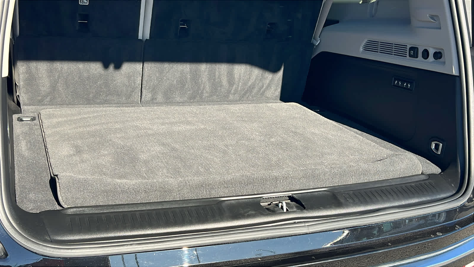 Thumbnail: 2023 Jeep Wagoneer - 27