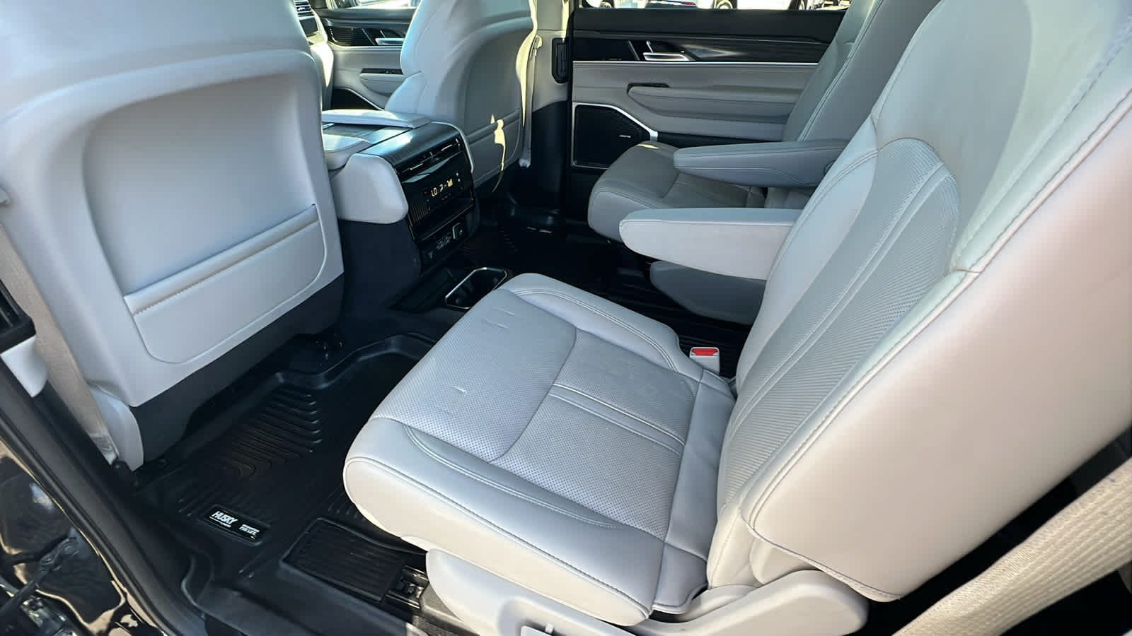 Thumbnail: 2023 Jeep Wagoneer - 24