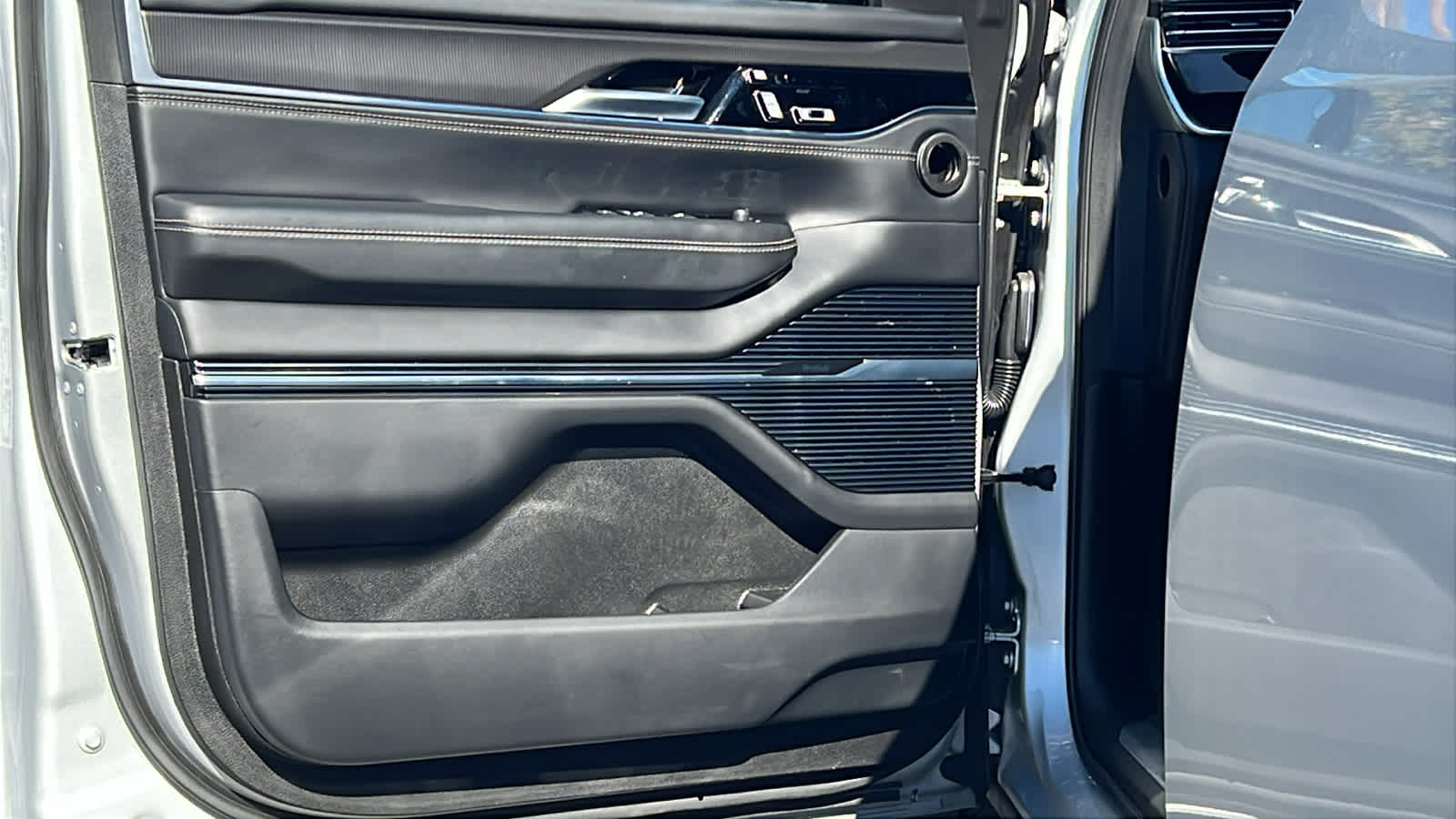 Thumbnail: 2024 Jeep Grand Wagoneer L - 23