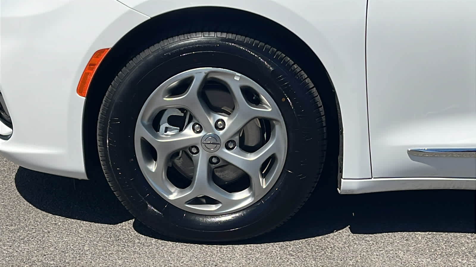 Thumbnail: 2023 Chrysler Pacifica - 9
