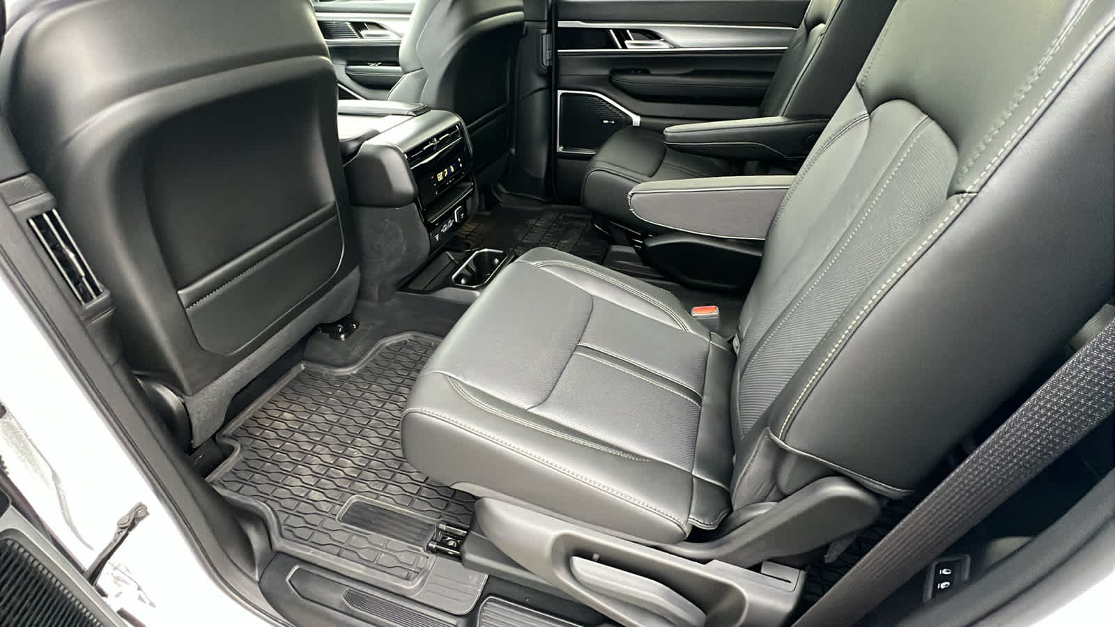 Thumbnail: 2025 Jeep Wagoneer - 24