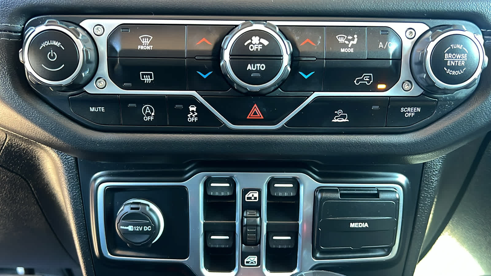 Thumbnail: 2024 Jeep Wrangler - 14