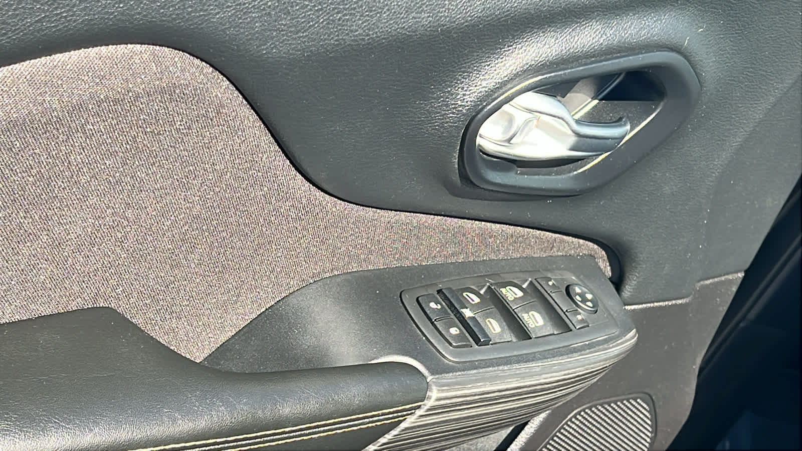 Thumbnail: 2015 Jeep Cherokee - 22