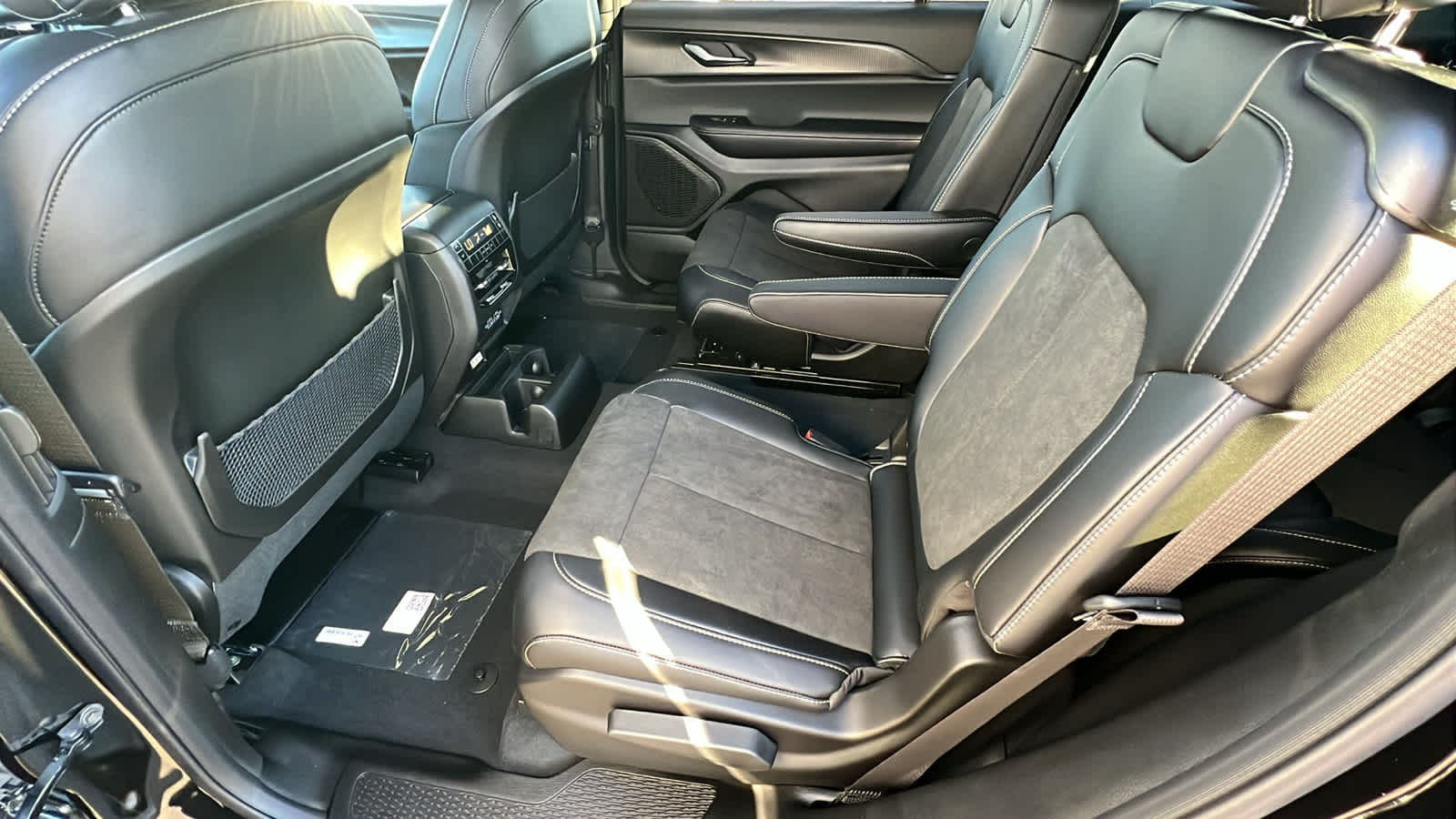 Thumbnail: 2025 Jeep Grand Cherokee L - 24