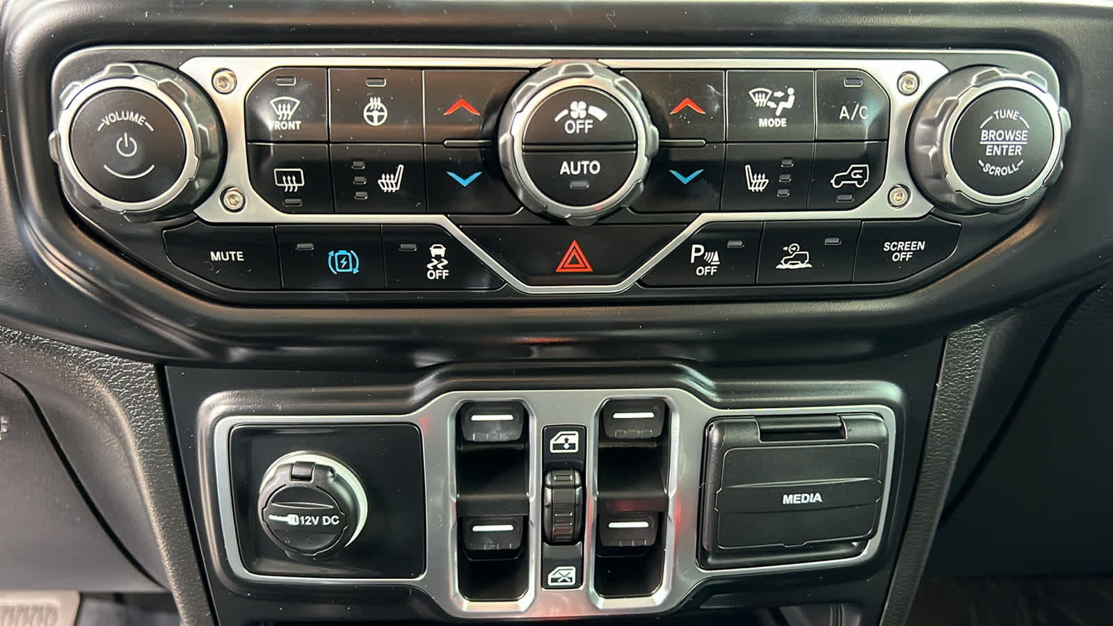 Thumbnail: 2022 Jeep Wrangler - 14