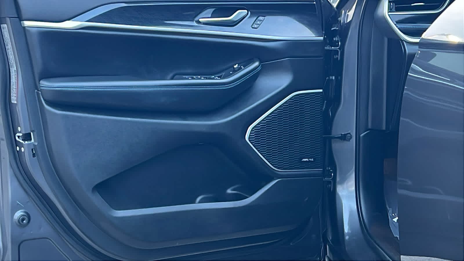 Thumbnail: 2022 Jeep Grand Cherokee - 23