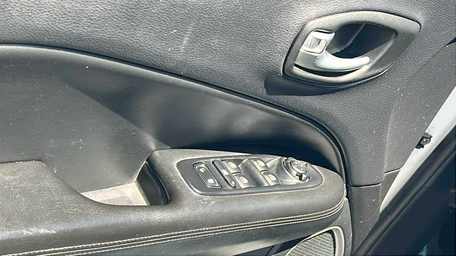 Thumbnail: 2018 Jeep Compass - 22