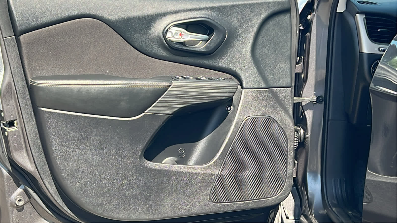 Thumbnail: 2015 Jeep Cherokee - 23