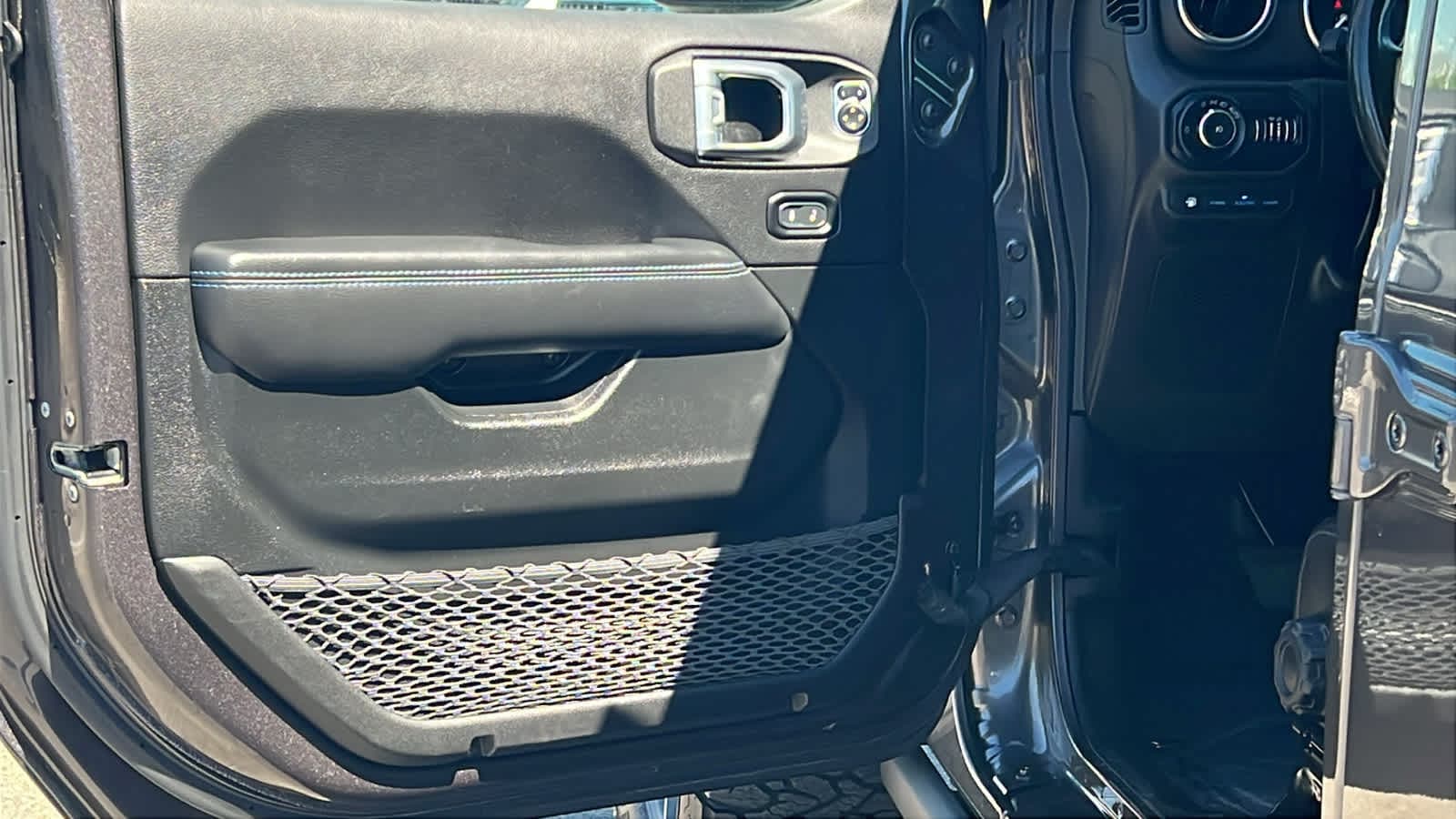Thumbnail: 2022 Jeep Wrangler - 22