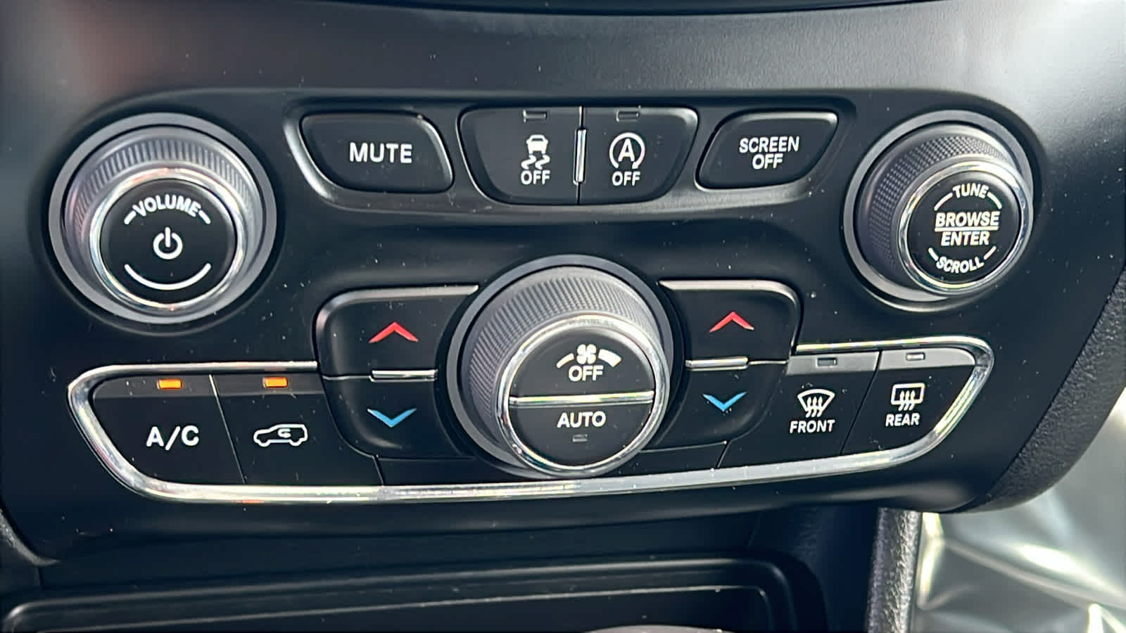 Thumbnail: 2023 Jeep Cherokee - 14