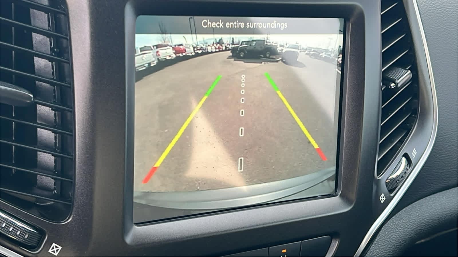 Thumbnail: 2022 Jeep Cherokee - 16