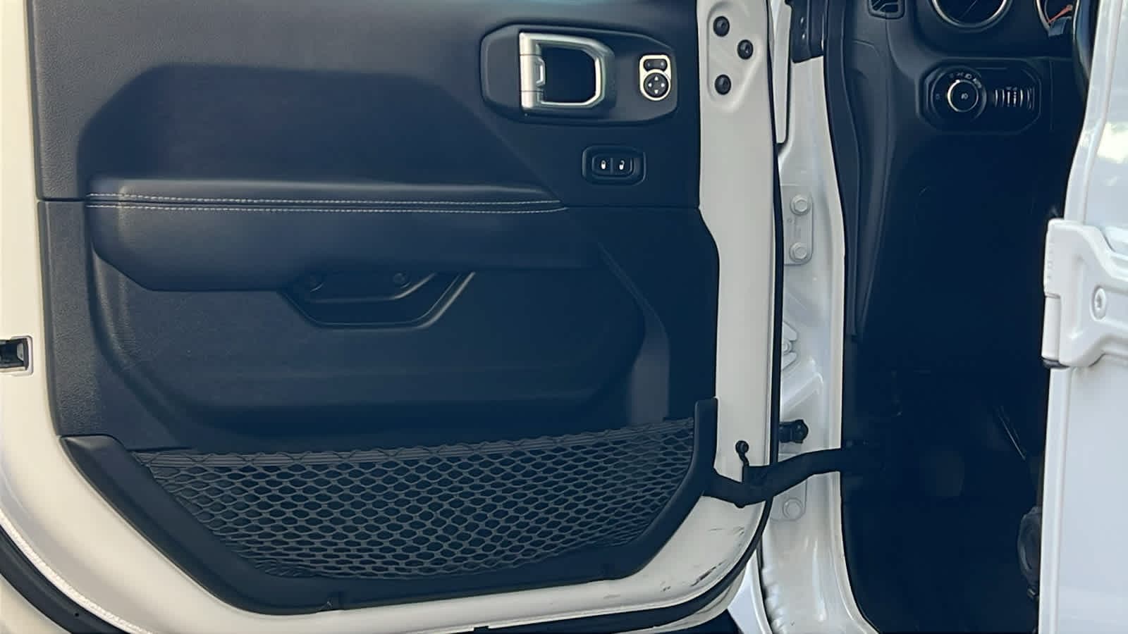 Thumbnail: 2022 Jeep Wrangler - 23