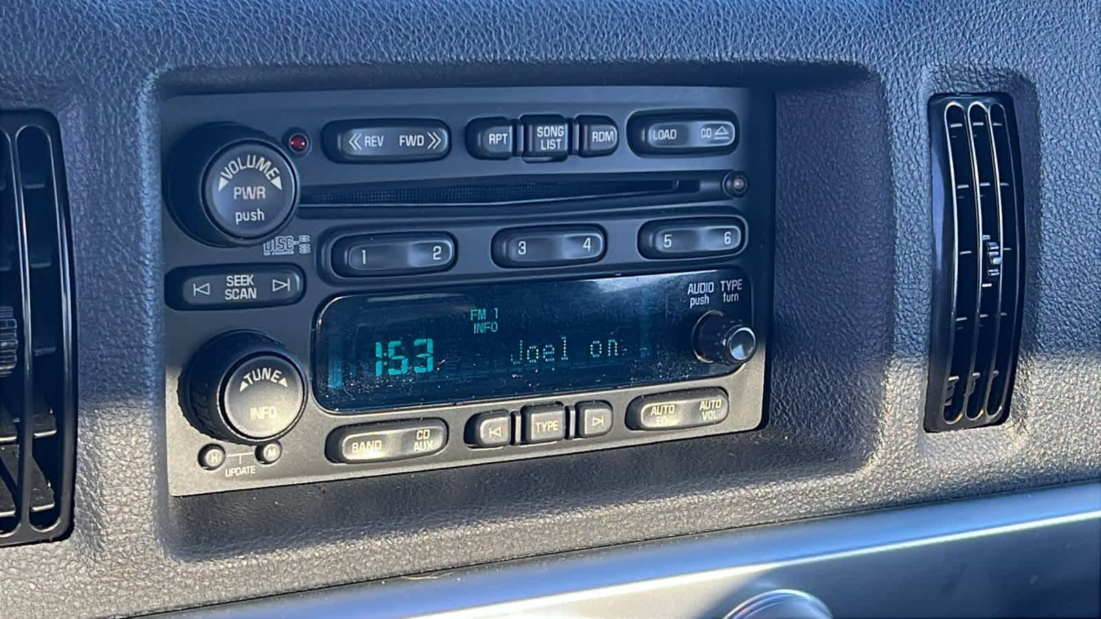 Thumbnail: 2005 Chevrolet SSR - 15