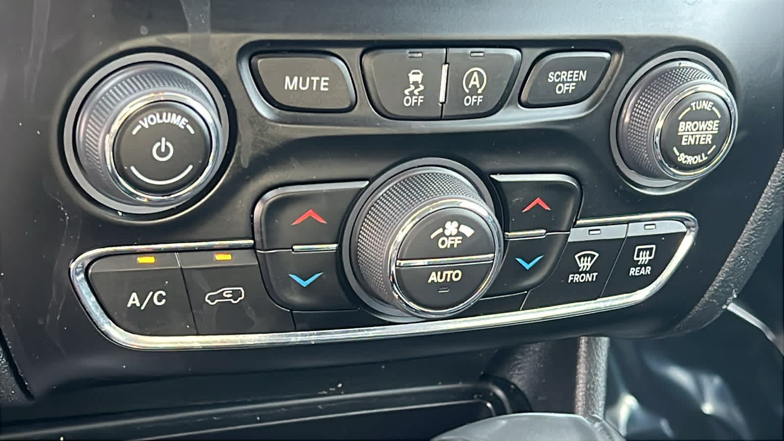 Thumbnail: 2022 Jeep Cherokee - 14