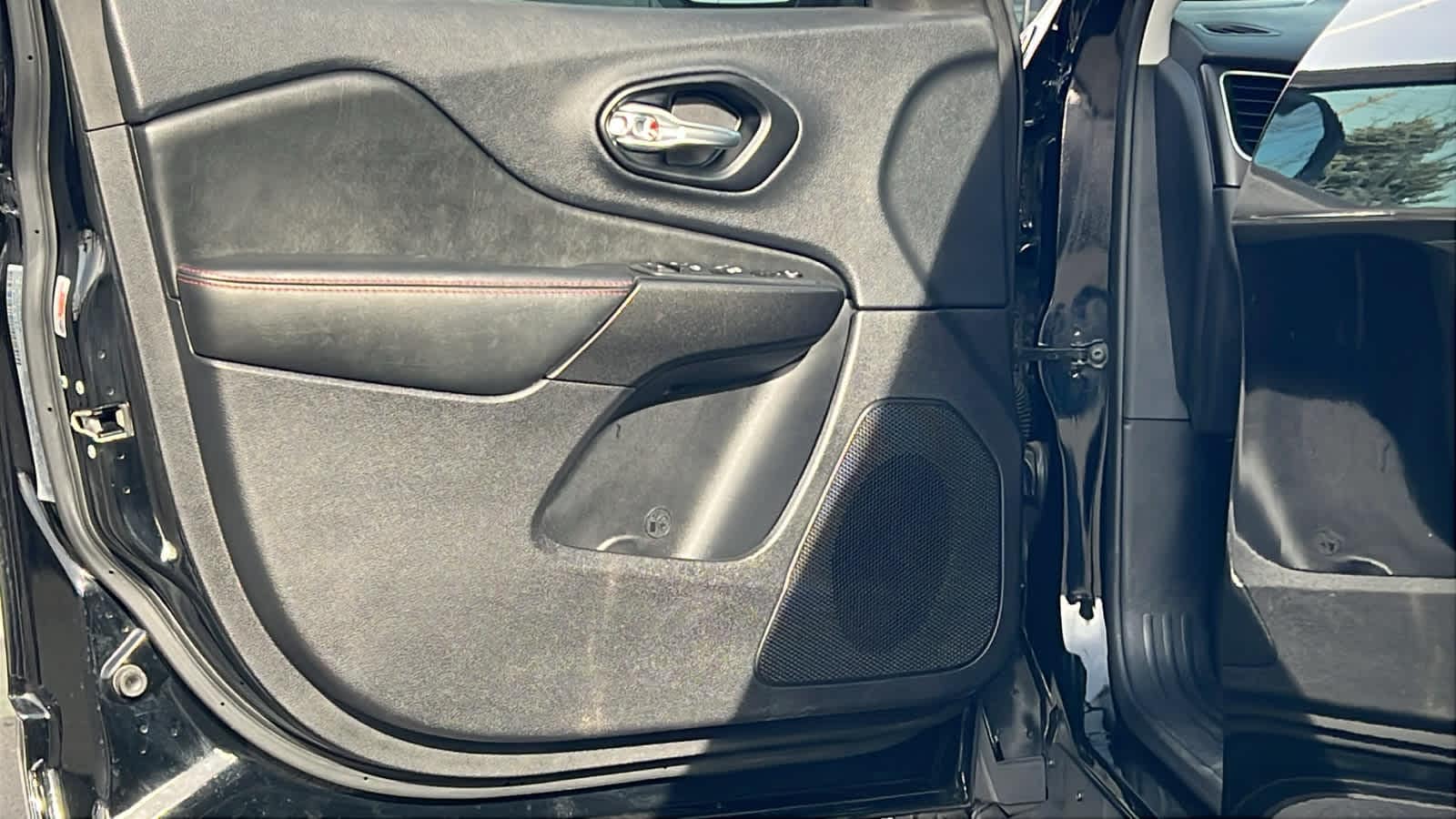 Thumbnail: 2022 Jeep Cherokee - 23