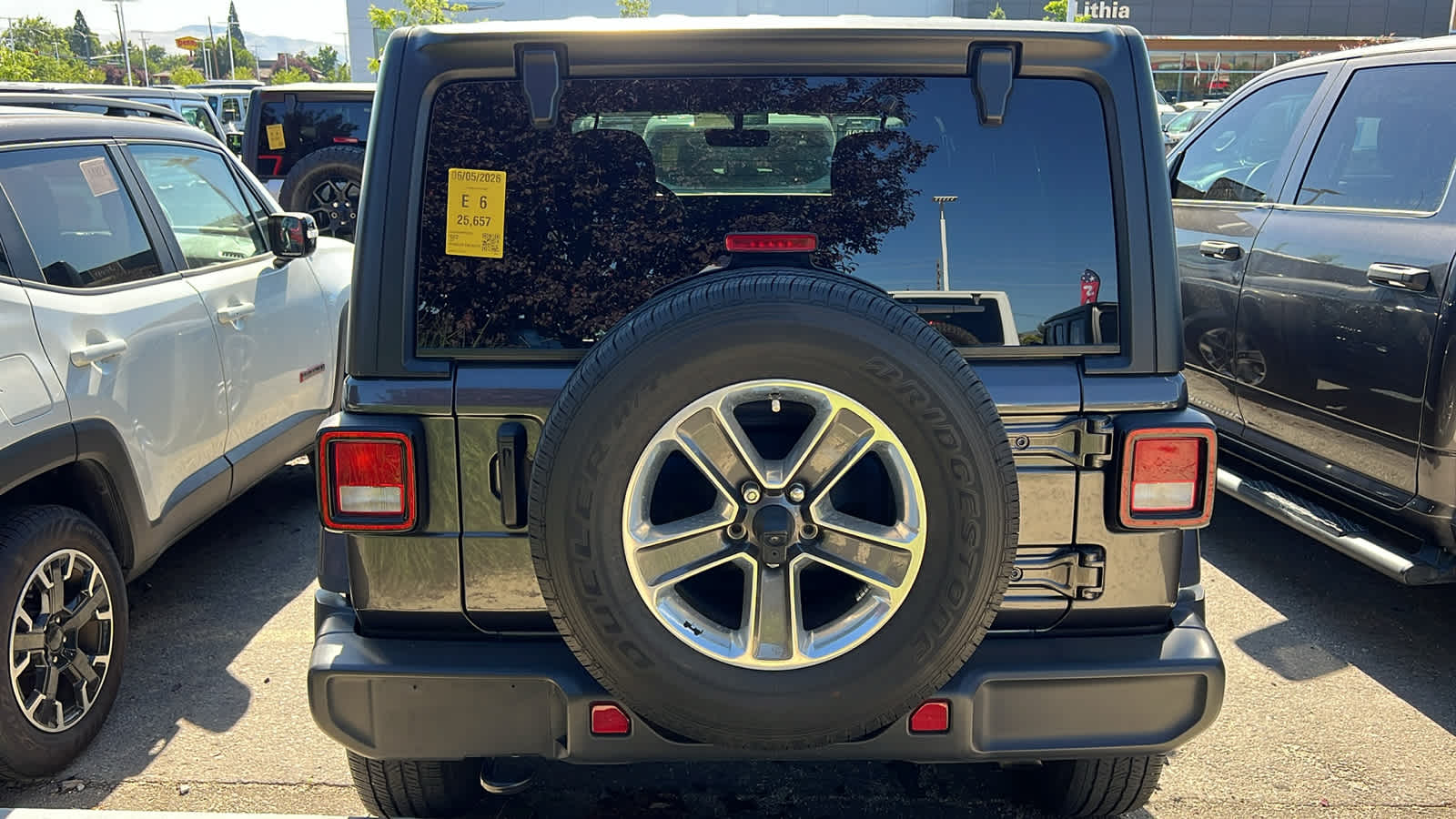 Thumbnail: 2022 Jeep Wrangler - 9