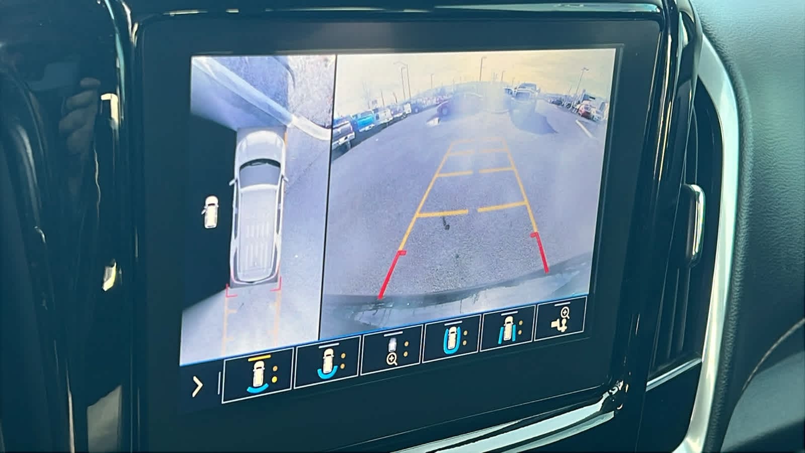 Thumbnail: 2020 Chevrolet Traverse - 16