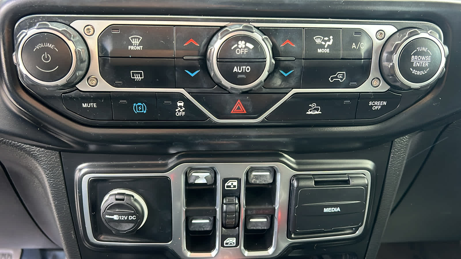 Thumbnail: 2023 Jeep Wrangler - 14