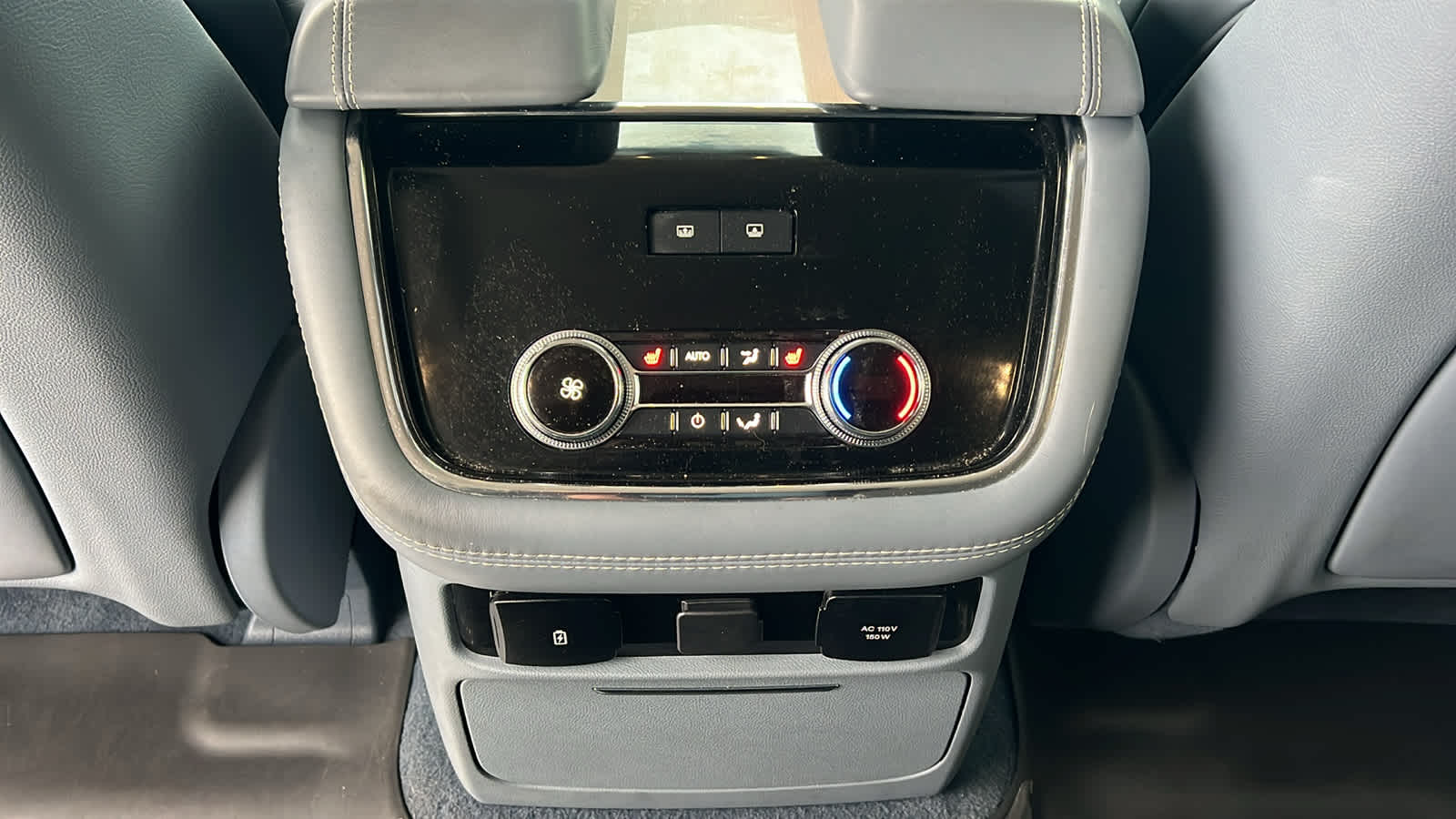 Thumbnail: 2021 Lincoln Navigator L - 25