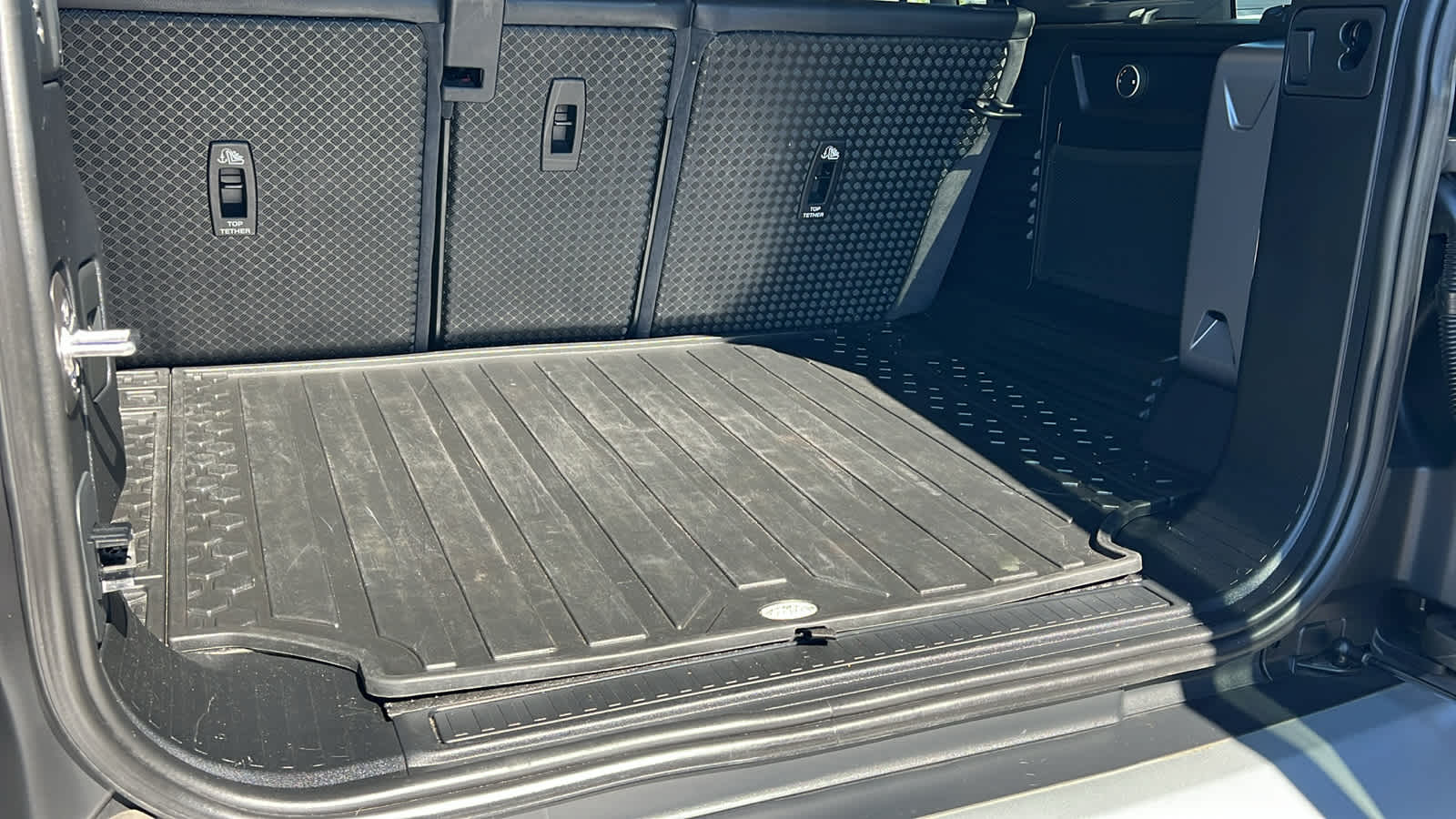 Thumbnail: 2020 Land Rover Defender - 27