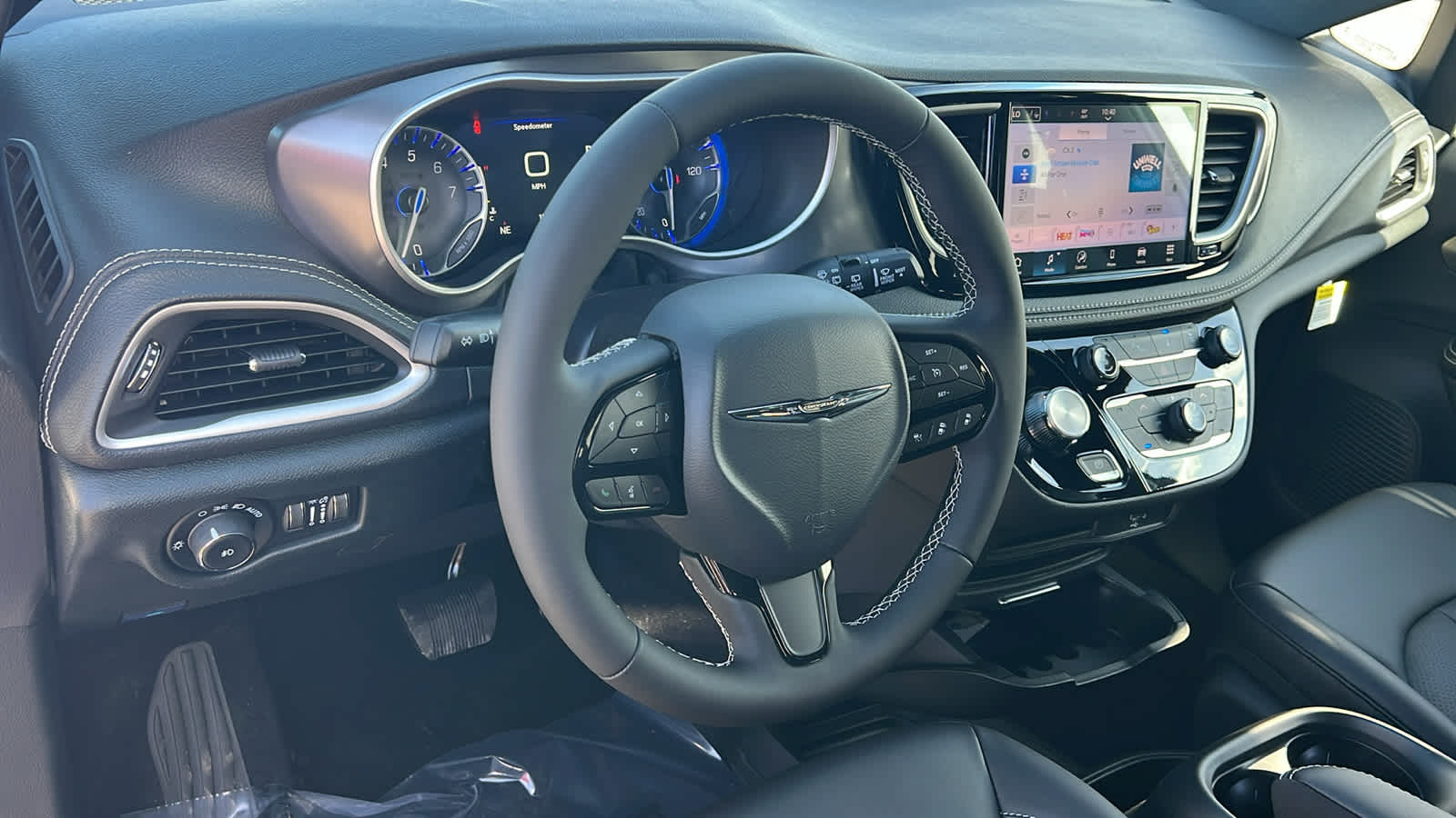 Thumbnail: 2026 Chrysler Pacifica - 10