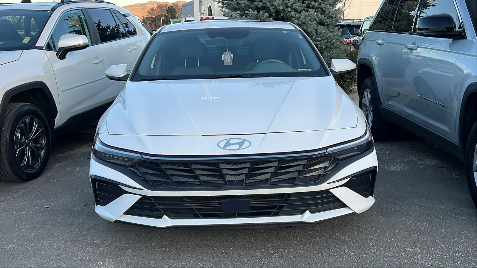 2024 Hyundai Elantra SEL Convenience photo 2