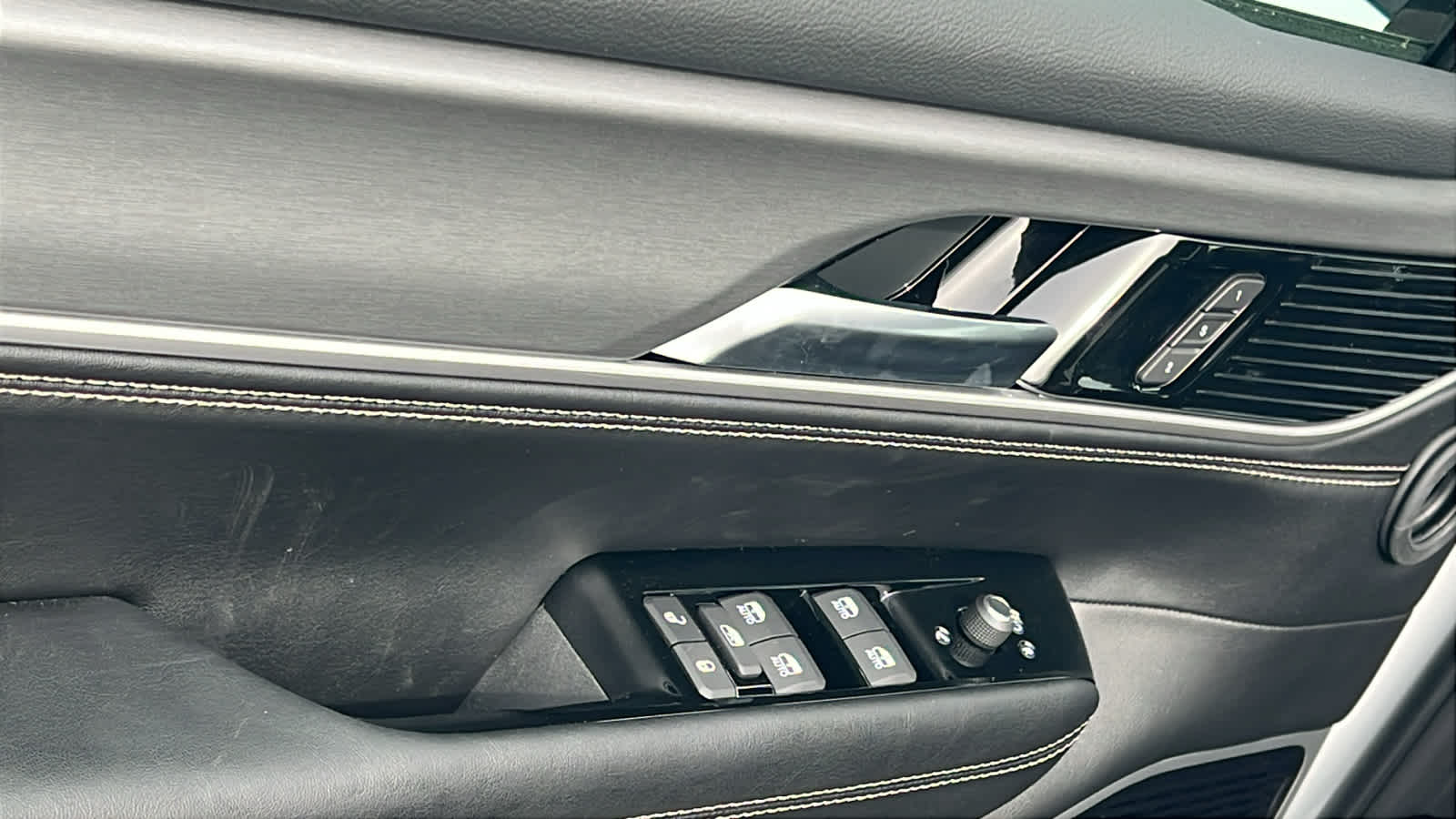 Thumbnail: 2026 Jeep Grand Wagoneer - 22