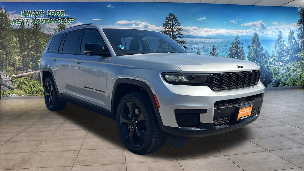 Used 2023 Jeep Grand Cherokee Altitude SUV