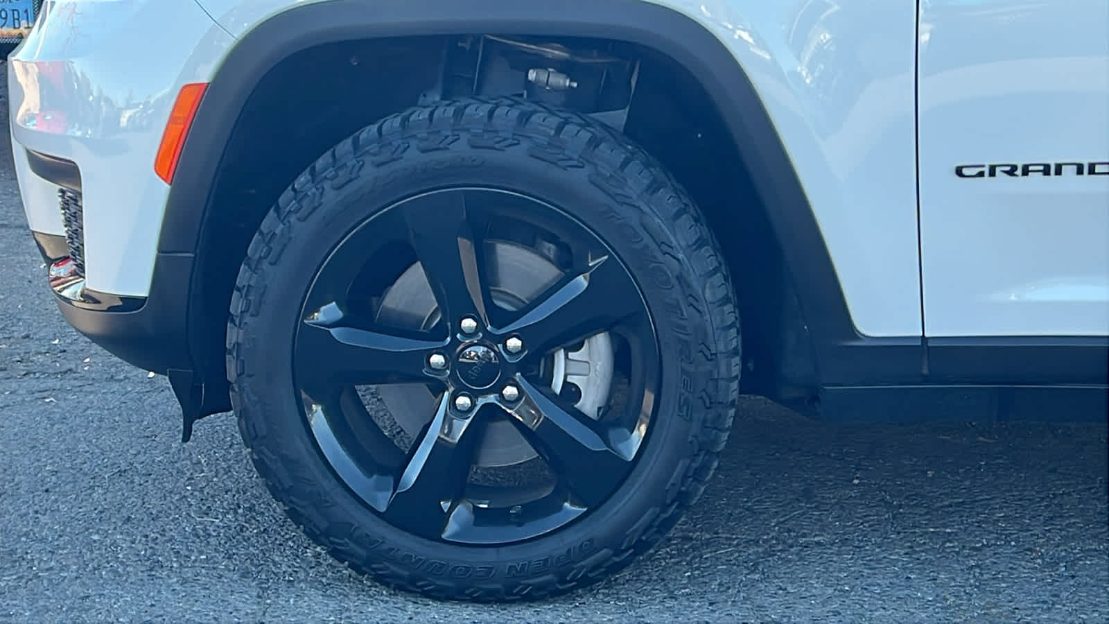 Thumbnail: 2023 Jeep Grand Cherokee - 9