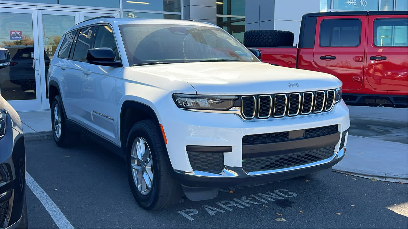 2023 Jeep Grand Cherokee Laredo photo 3
