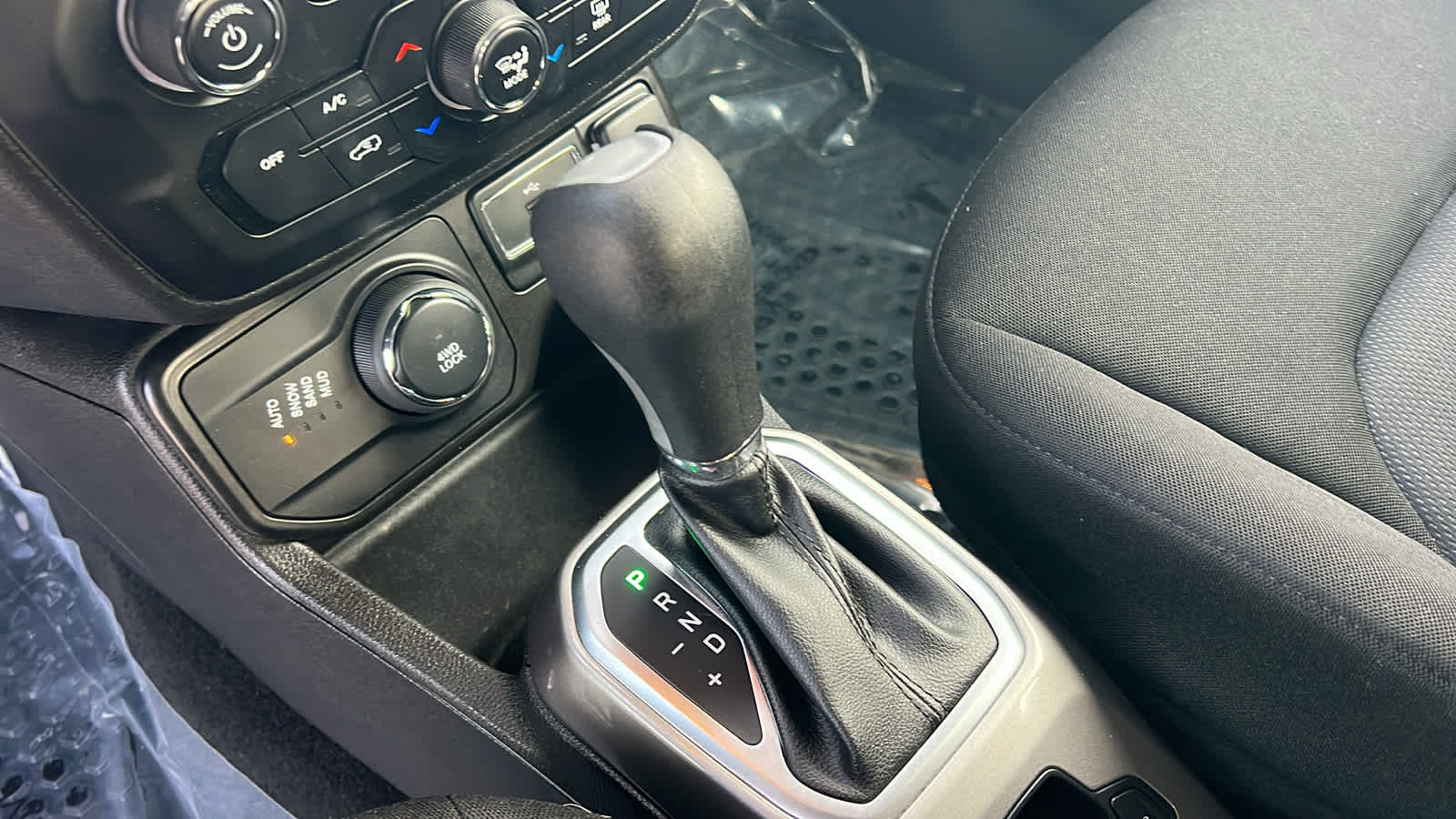 Thumbnail: 2022 Jeep Renegade - 13