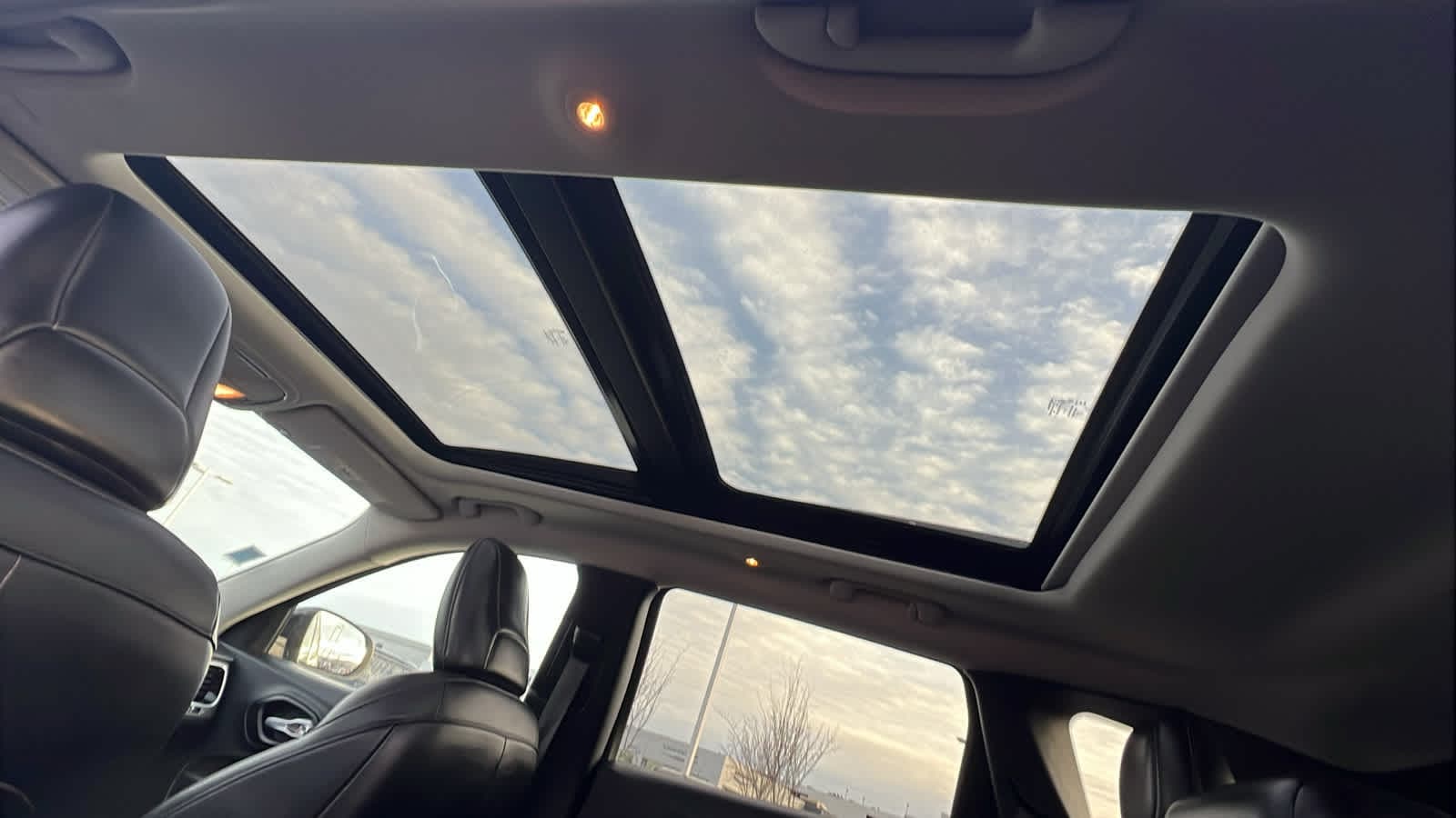 Thumbnail: 2022 Jeep Cherokee - 31