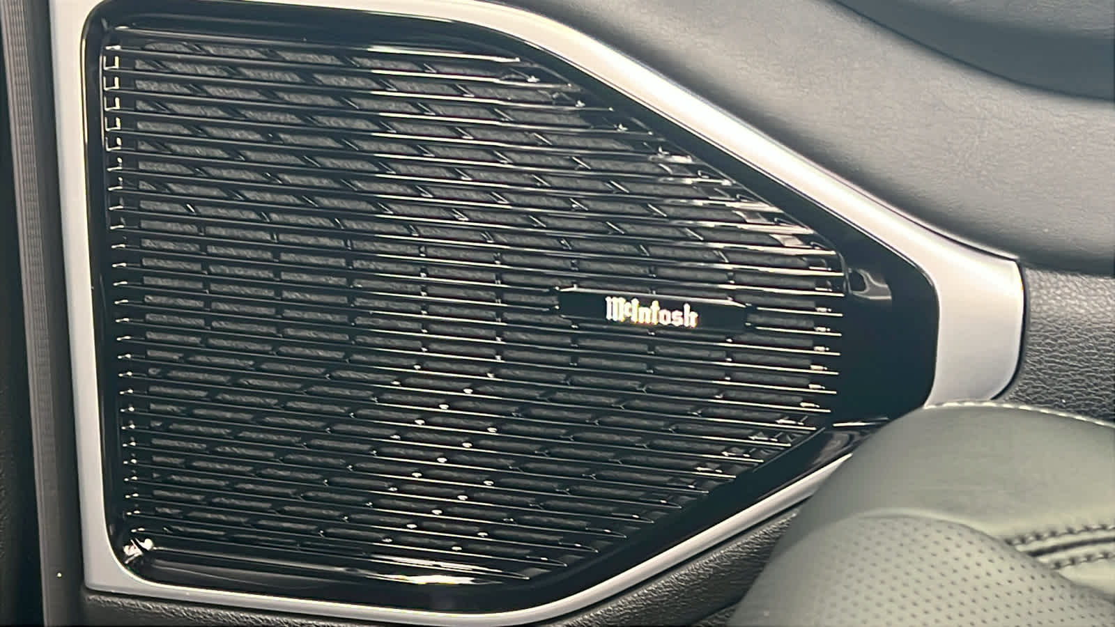 Thumbnail: 2026 Jeep Grand Wagoneer - 32