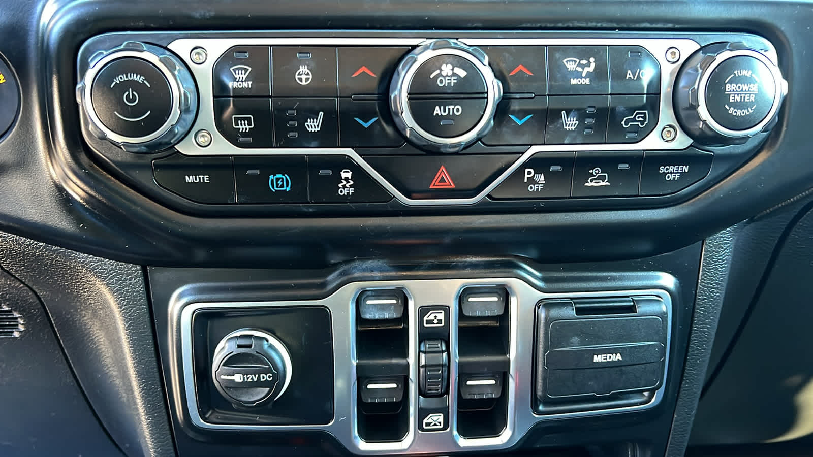 Thumbnail: 2022 Jeep Wrangler - 14