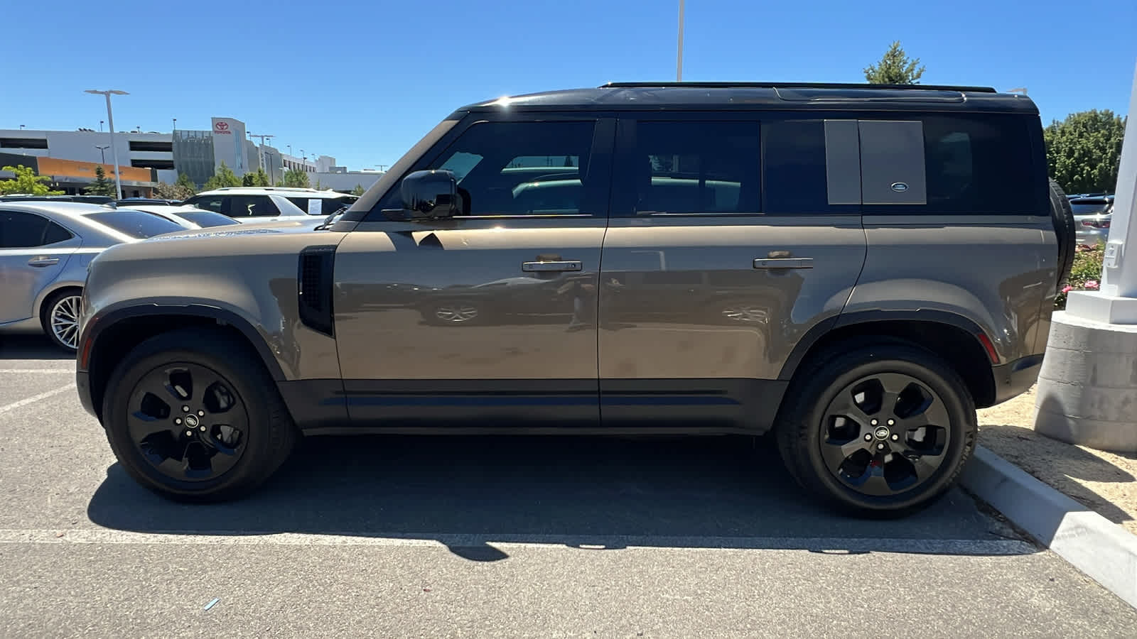 Thumbnail: 2020 Land Rover Defender - 7