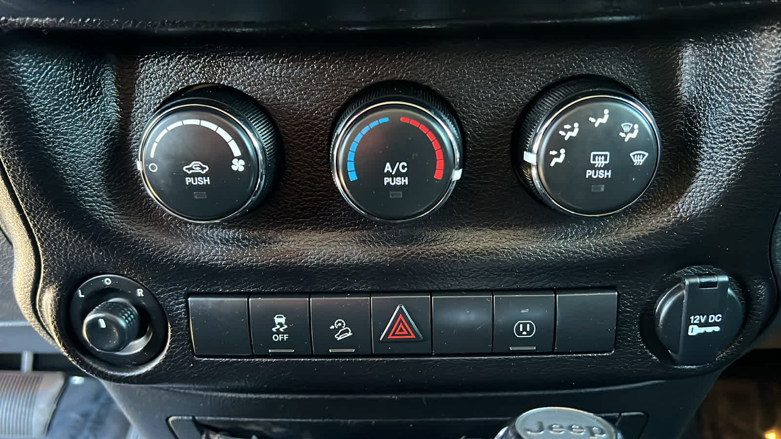 Thumbnail: 2017 Jeep Wrangler - 14