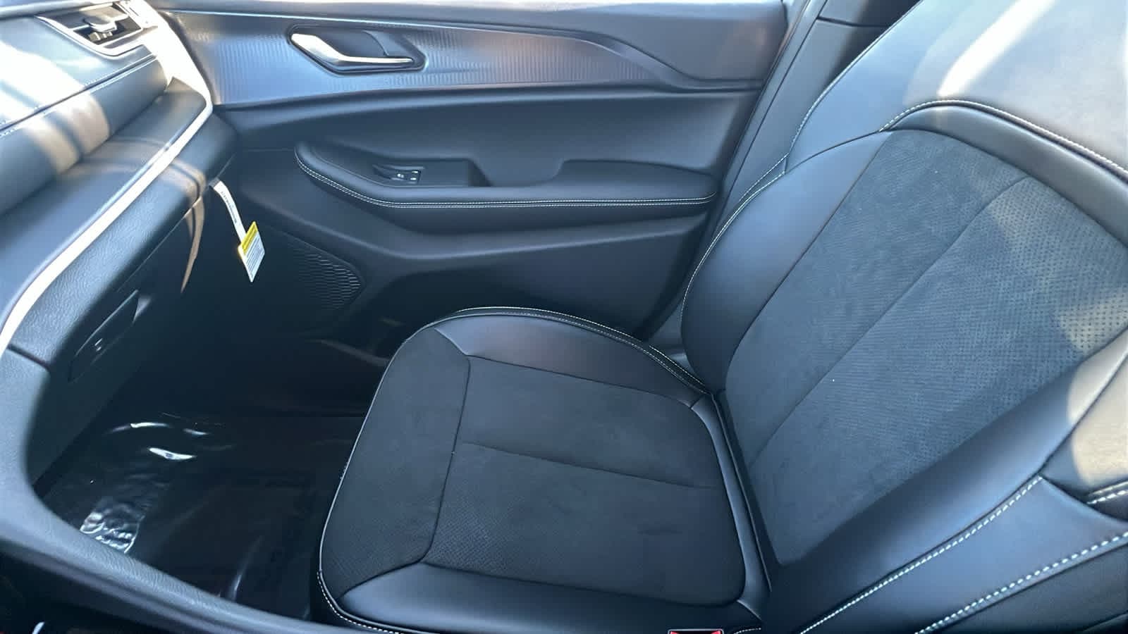 Thumbnail: 2025 Jeep Grand Cherokee L - 12