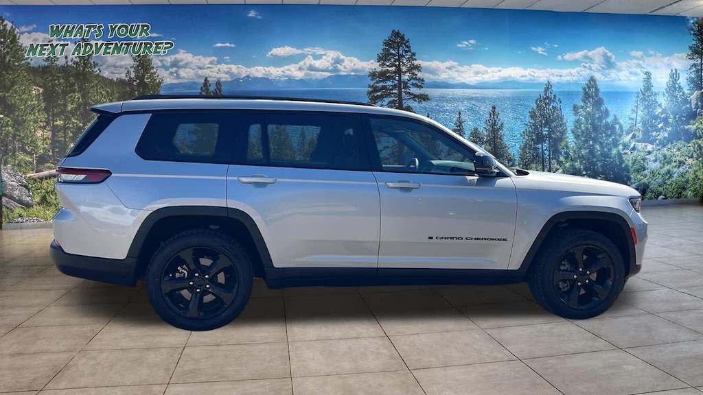 Used 2023 Jeep Grand Cherokee Altitude SUV