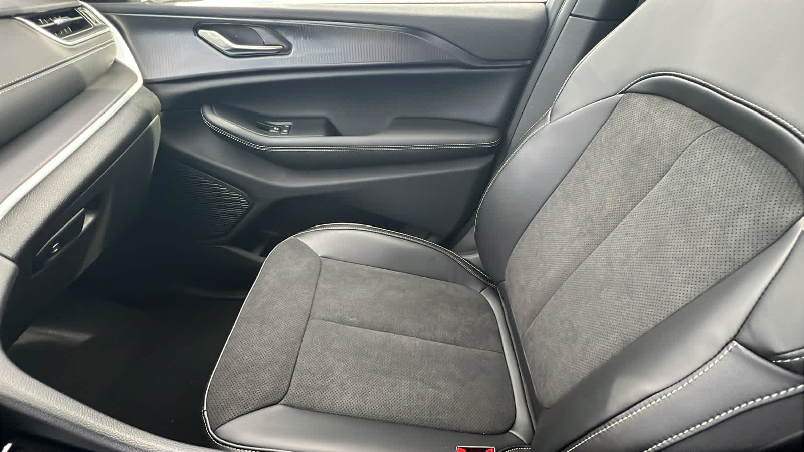 Thumbnail: 2025 Jeep Grand Cherokee L - 12