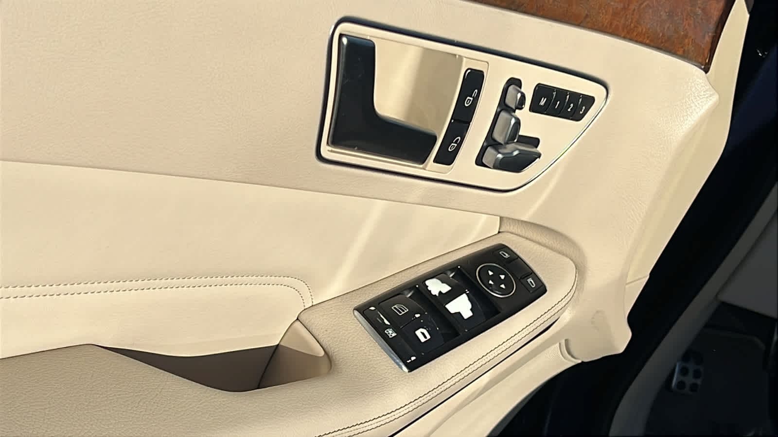 Thumbnail: 2014 Mercedes-Benz E-Class - 22