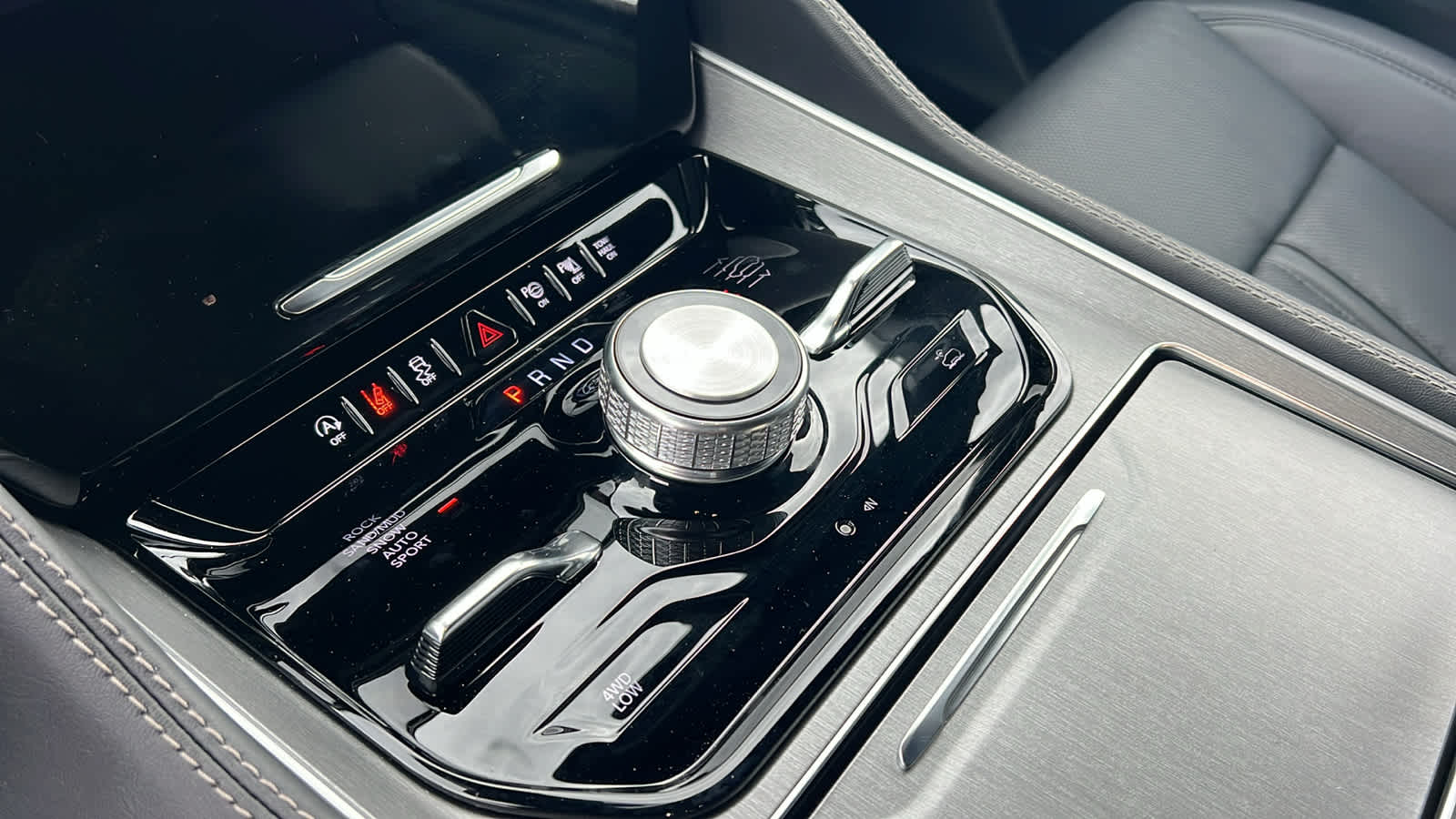 Thumbnail: 2025 Jeep Wagoneer - 13