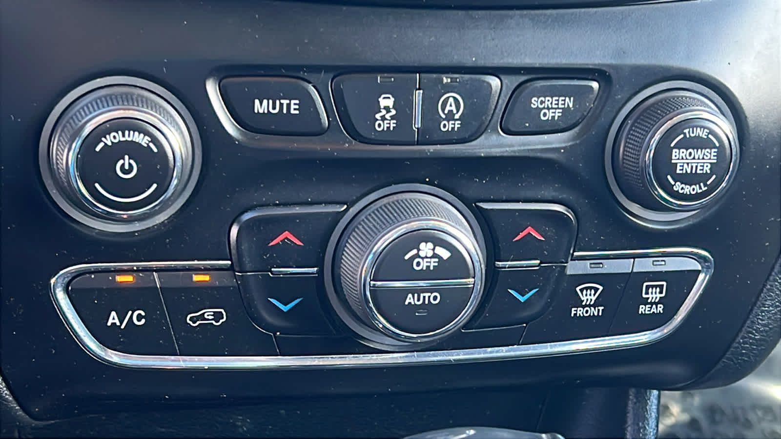 Thumbnail: 2019 Jeep Cherokee - 14