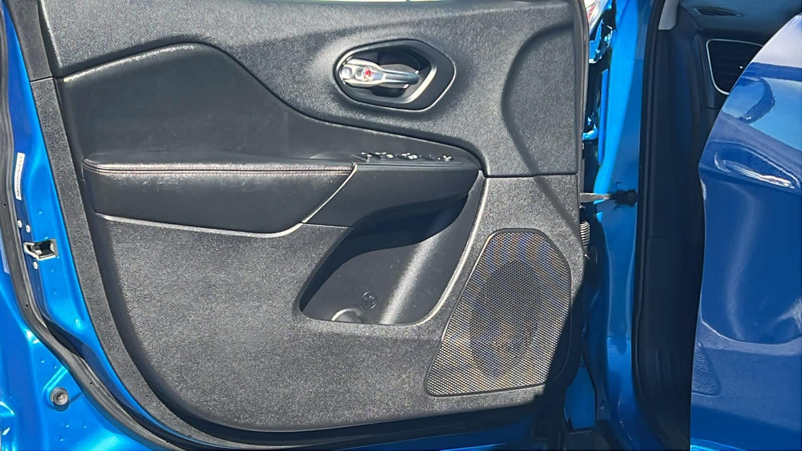 Thumbnail: 2019 Jeep Cherokee - 23