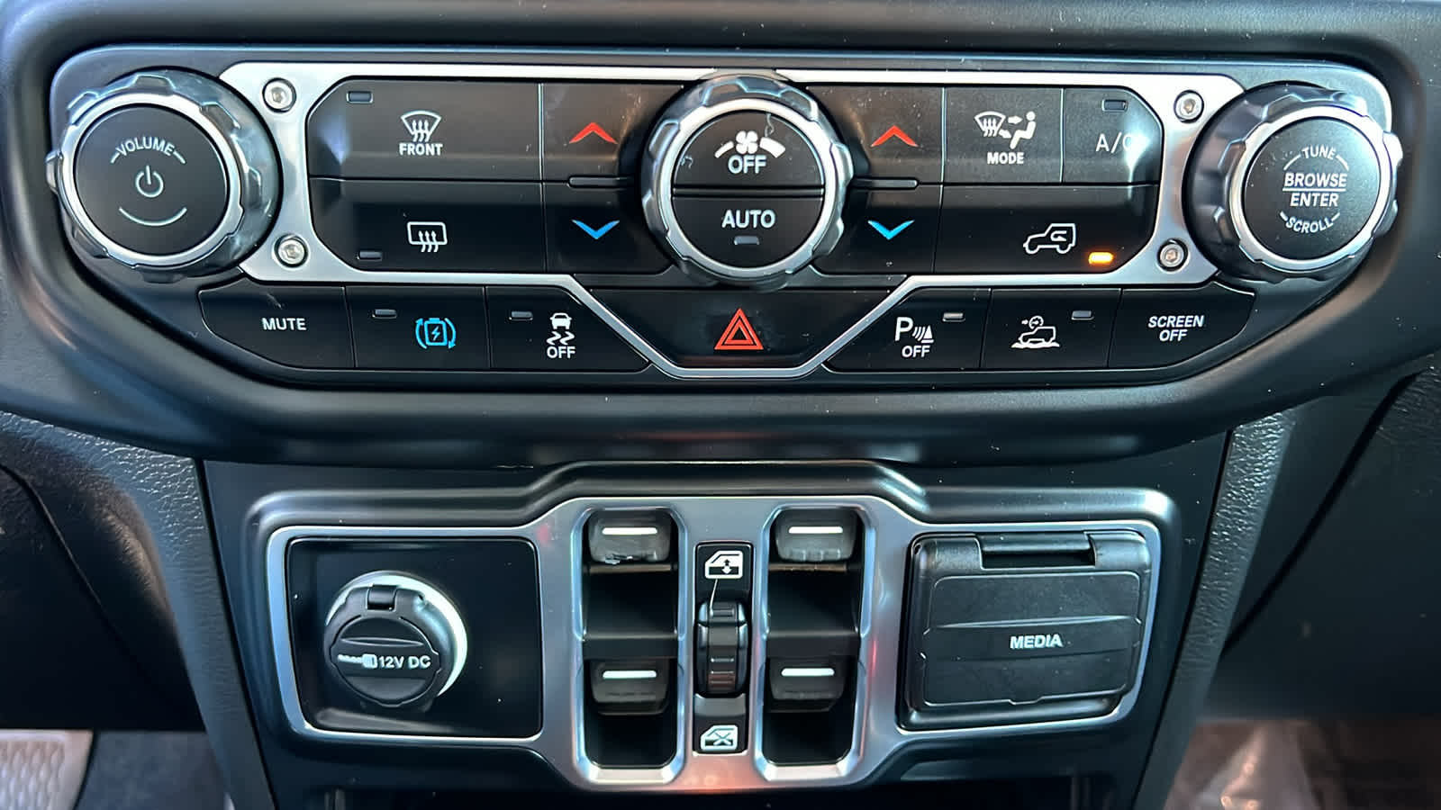 Thumbnail: 2022 Jeep Wrangler - 14